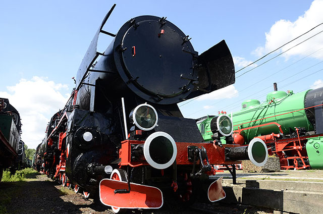 Zdjęcie przedstawia lokomotywę parową.