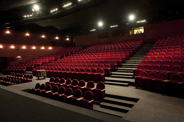 Zdjęcie przedstawia pustą widownię na sali teatru.