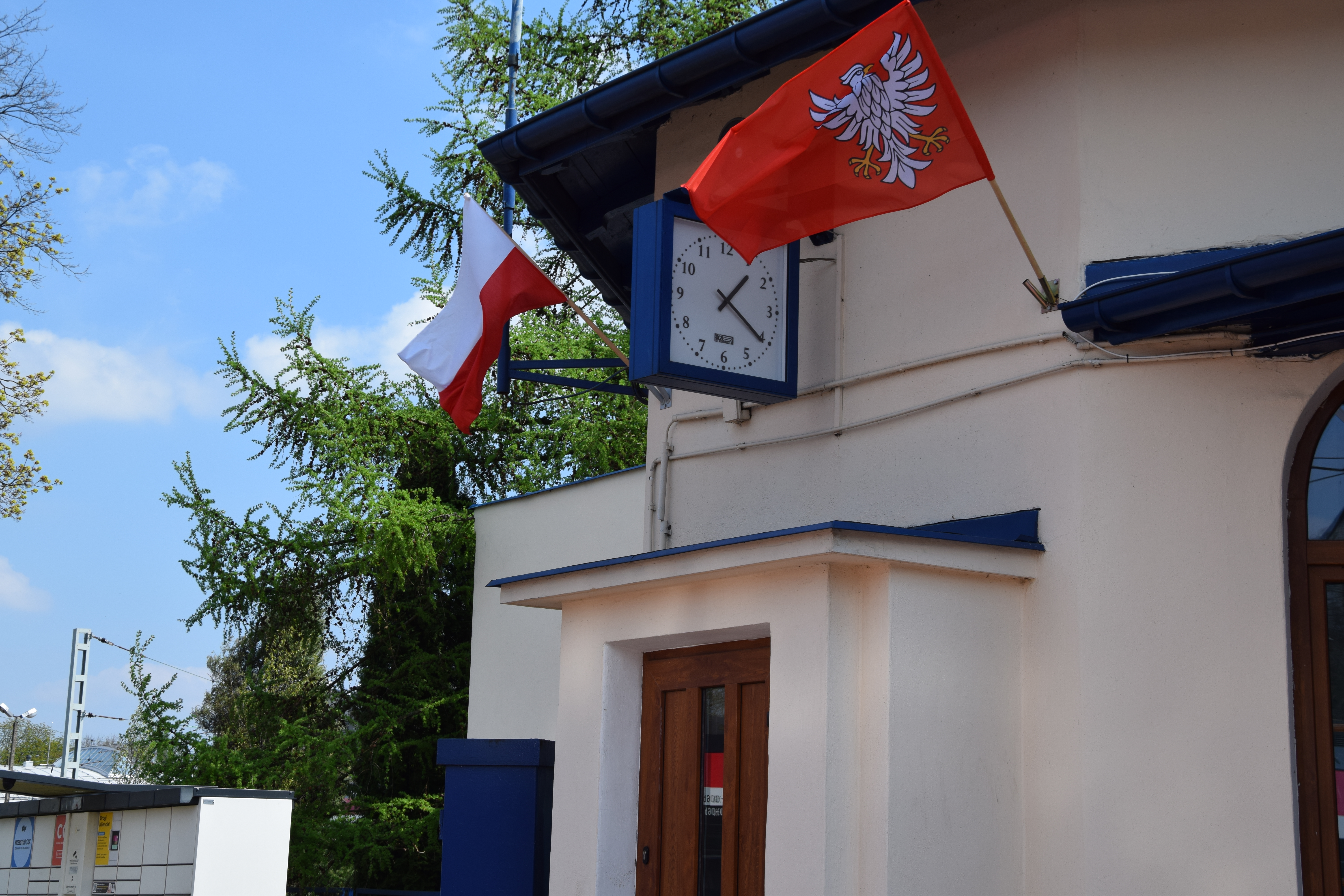 zdjęcie flagi Polski i flagi Mazowsza na budynku stacyjnym w Grodzisku Mazowieckim