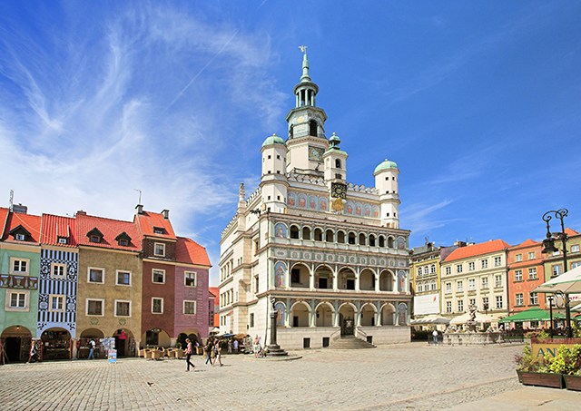 Zdjęcie przedstawia ratusz i okoliczne kamienice starego rynku w Poznaniu.