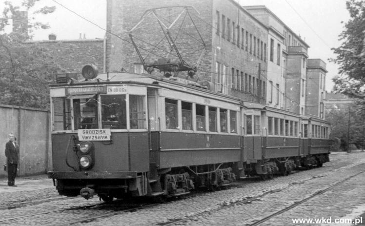 Wagon EN80-06s na ul. Nowogrodzkiej w Warszawie, lata 50-te XX w. Pociągi WKD przemierzały tę arterię do grudnia 1963 r.